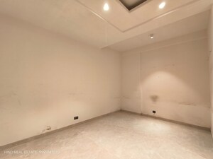 Room in 3 BHK Builder Floor at Safdarjung Enclave – for Rent