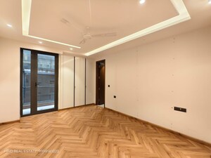 Room in 3 BHK Builder Floor at Safdarjung Enclave – for Rent
