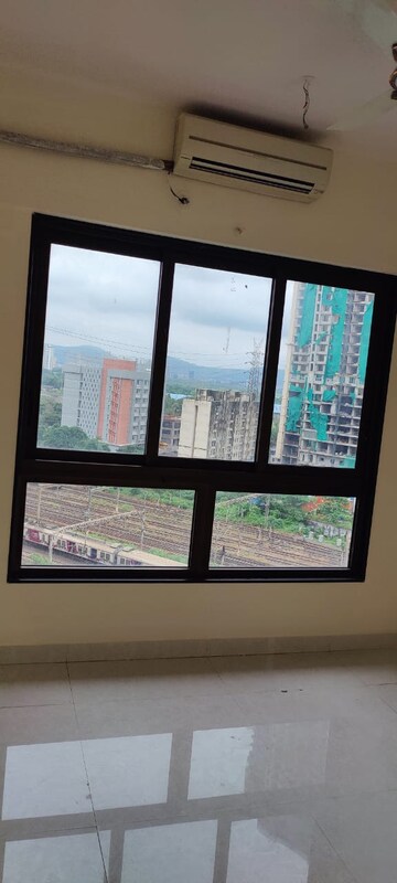 Room in 3 BHK Apartment at The Wadhwa Atmosphere, Mulund West – for Rent
