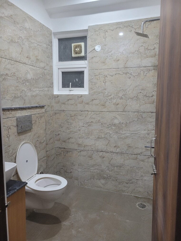 Bathroom, pir machalla 3 Bedroom 1250 Sq.Ft. Builder Floor In Pir Machalla Zirakpur 9336515
