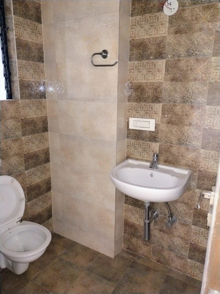 Bathroom, sindhi-society 2.5 Bedroom 800 Sq.Ft. Apartment In Chembur Mumbai 9336549
