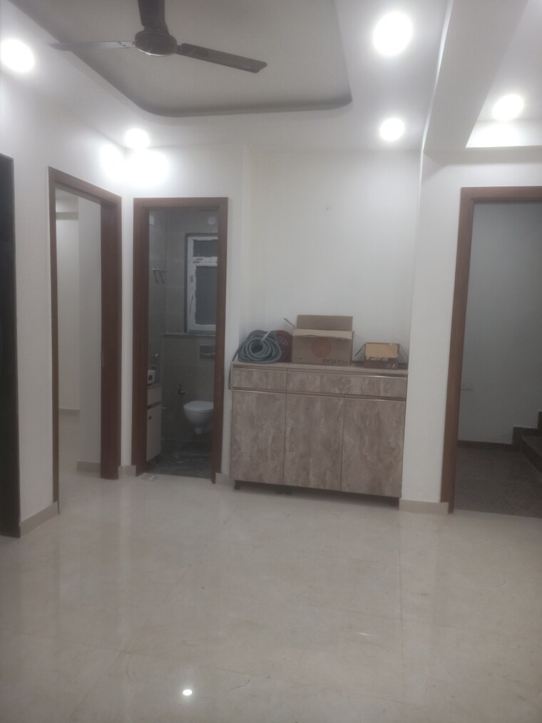 Room, vasant kunj enclave 3 Bedroom 1200 Sq.Ft. Builder Floor In Vasant Kunj Enclave Delhi 9336572