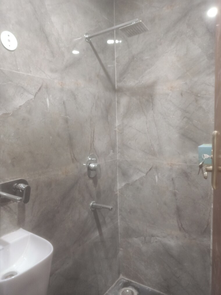 Bathroom, vasant kunj enclave 3 Bedroom 1200 Sq.Ft. Builder Floor In Vasant Kunj Enclave Delhi 9336572
