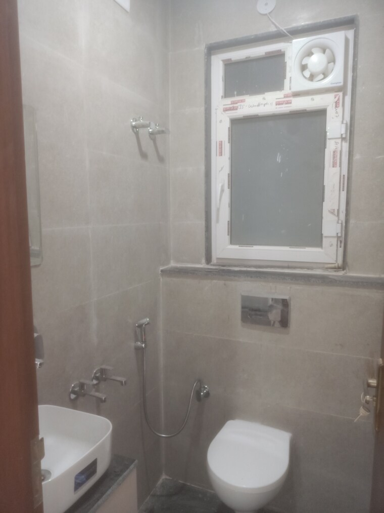 Bathroom, vasant kunj enclave 3 Bedroom 1200 Sq.Ft. Builder Floor In Vasant Kunj Enclave Delhi 9336572