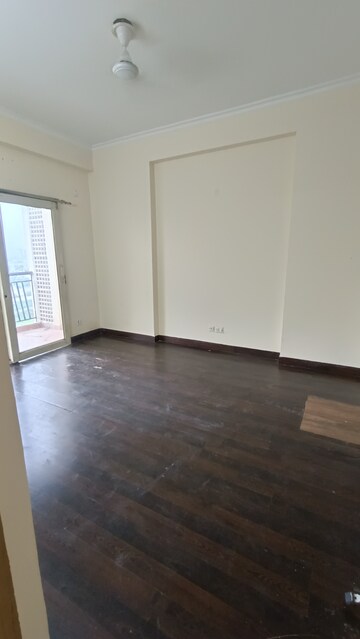 Room in 2 BHK Apartment at Antriksh Golf View, Sector 78 – for Rent