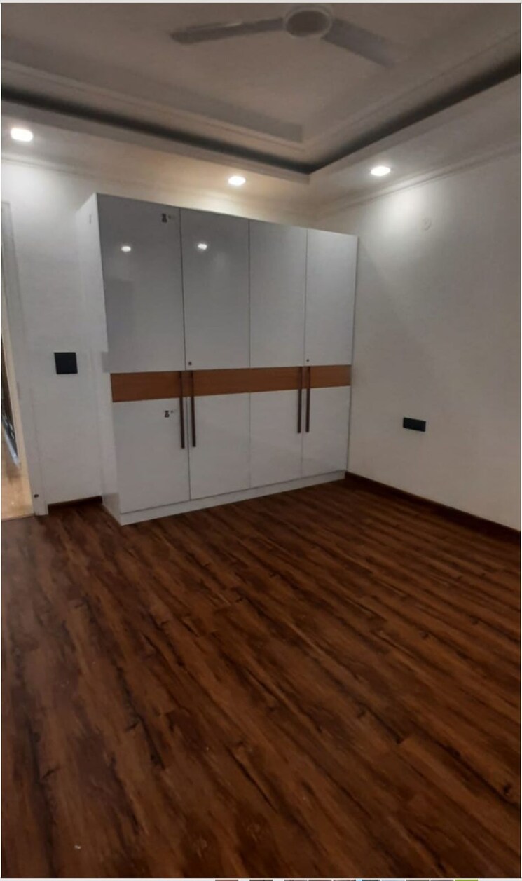 Room, sector 81 4 Bedroom 270 Sq.Yd. Builder Floor In Sector 81 Faridabad 9336700