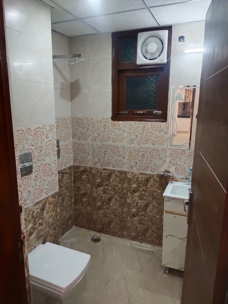Bathroom, chattarpur 2 Bedroom 750 Sq.Ft. Apartment In Chattarpur Delhi 9336799