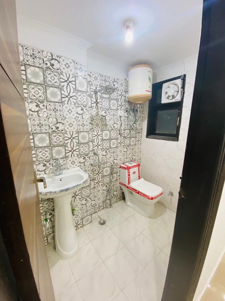 Attached Bathroom, chattarpur 3 Bedroom 1200 Sq.Ft. Apartment In Chattarpur Delhi 9336889