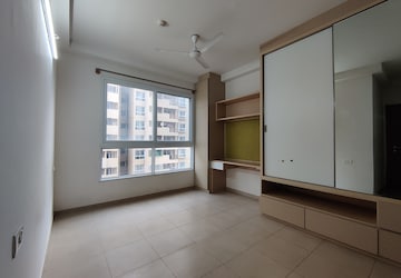 Room in 2.5 BHK Apartment at Bhartiya Nikoo Homes, Thanisandra Main Road – for Rent