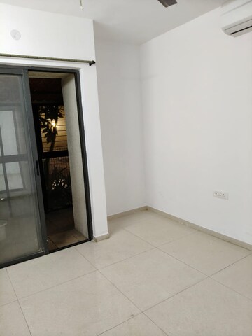 Room in 2.5 BHK Apartment at Lodha Downtown, Dombivli East – for Rent