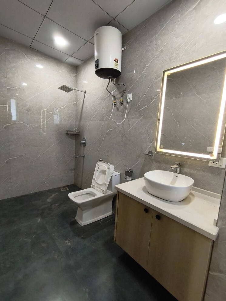 Bathroom, freedom fighters enclave 2 Bedroom 1100 Sq.Ft. Apartment In Freedom Fighters Enclave Delhi 9336966