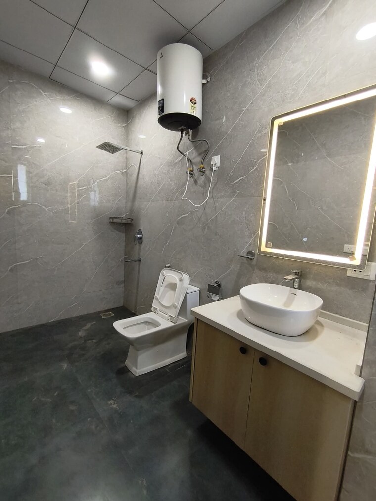 Bathroom, freedom fighters enclave 2 Bedroom 1100 Sq.Ft. Apartment In Freedom Fighters Enclave Delhi 9336966
