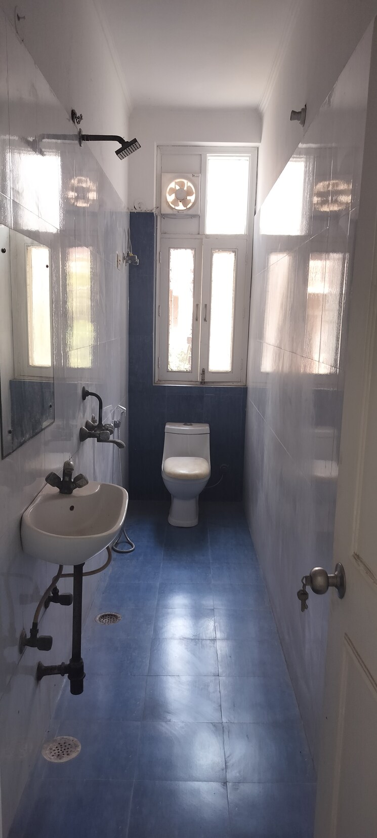 Bathroom, sector 48 3 Bedroom 200 Sq.Mt. Independent House In Sector 48 Noida 9337077