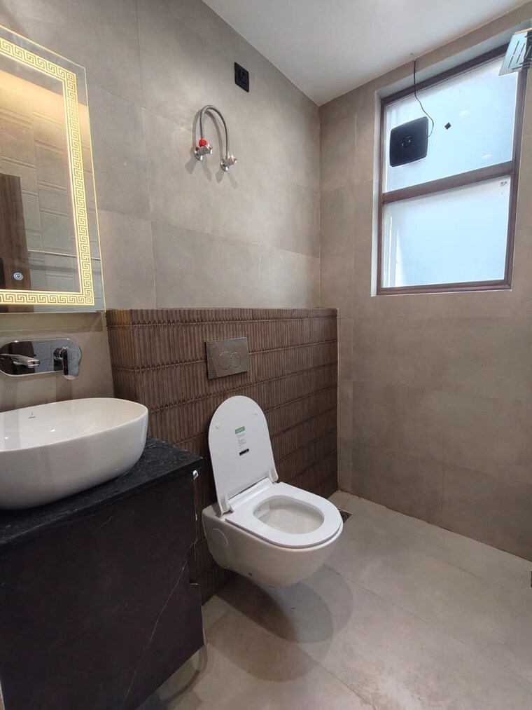 Bathroom, lajpat nagar 4 Commercial Showroom 450 Sq.Ft. In Lajpat Nagar 4 Delhi 9337126