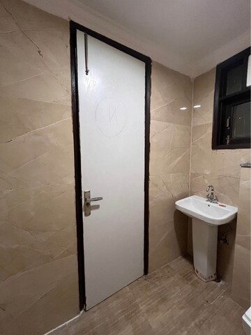 Bathroom in 1 BHK Builder Floor at Saket – for Rent