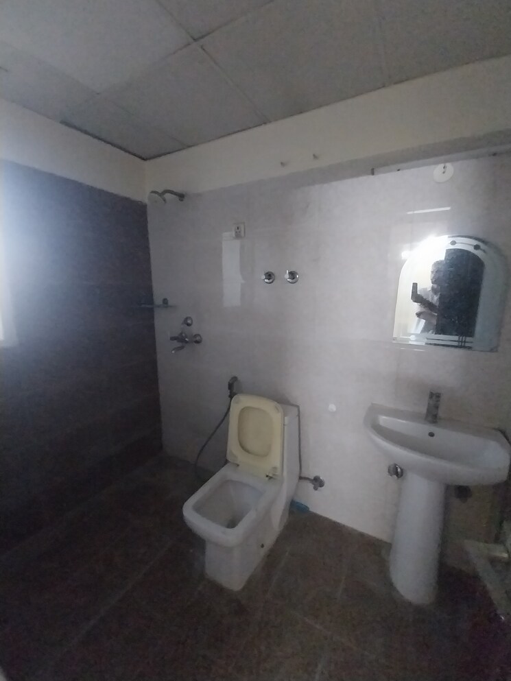 Bathroom, paras-tierea 3 Bedroom 1695 Sq.Ft. Apartment In Sector 137 Noida 9337169