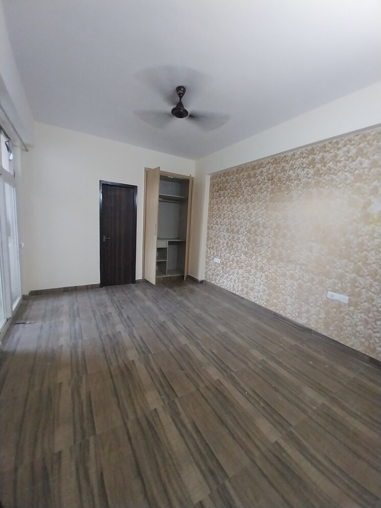 Bathroom, paras-tierea 3 Bedroom 1695 Sq.Ft. Apartment In Sector 137 Noida 9337169