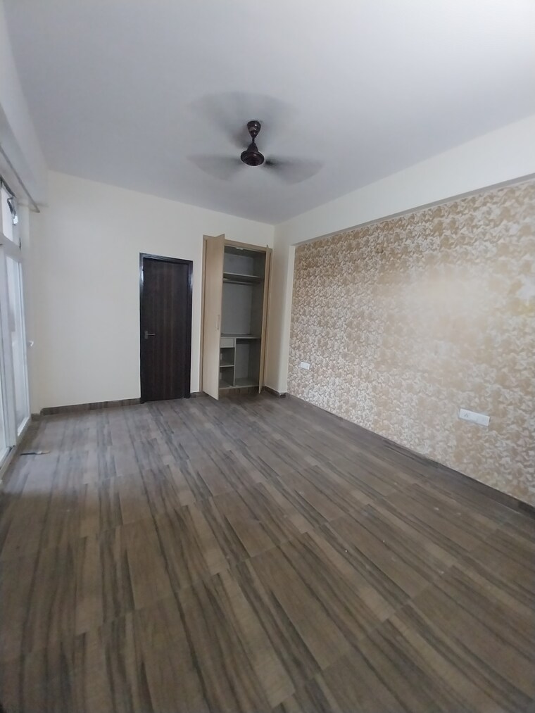 Bathroom, paras-tierea 3 Bedroom 1695 Sq.Ft. Apartment In Sector 137 Noida 9337169