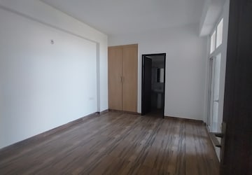Room in 3 BHK Apartment at Paras Tierea, Sector 137 – for Rent