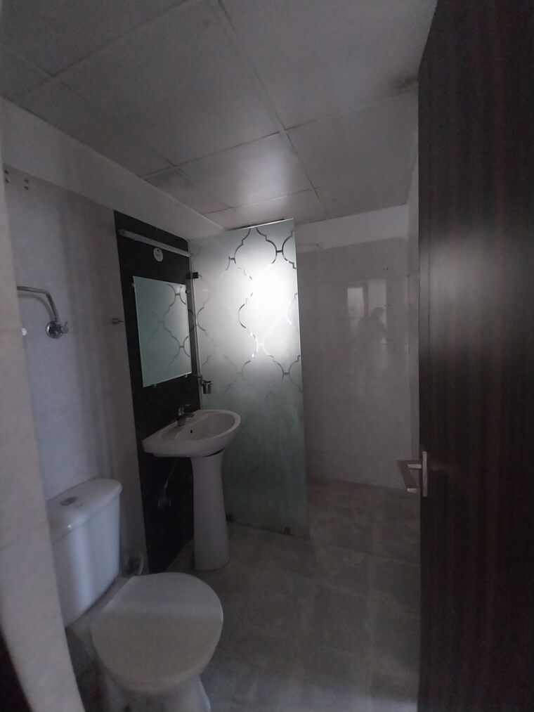 Bathroom, paras-tierea 3 Bedroom 1695 Sq.Ft. Apartment In Sector 137 Noida 9337169