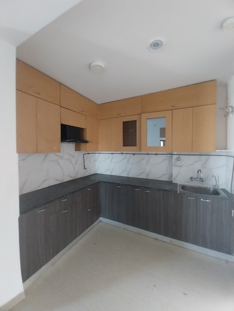 Bathroom, paras-tierea 3 Bedroom 1695 Sq.Ft. Apartment In Sector 137 Noida 9337169