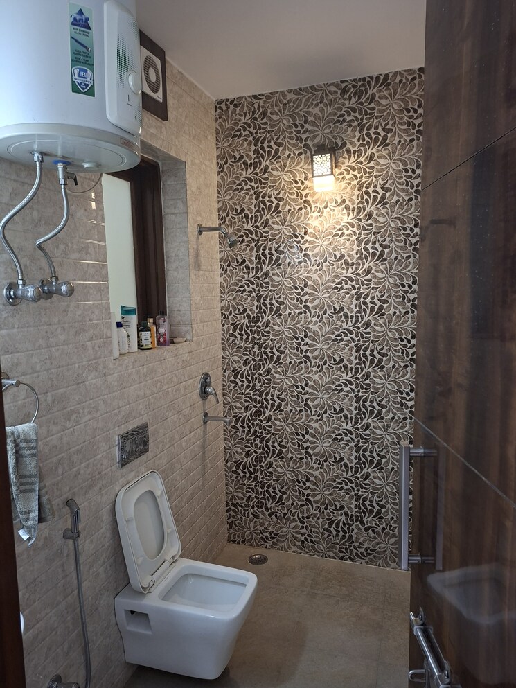 Bathroom, palam-vihar-residents-association 2 Bedroom 1700 Sq.Ft. Builder Floor In Palam Vihar Gurgaon 9337177