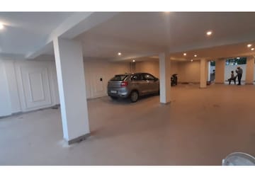 Parking in 4 BHK Builder Floor at Sector 81 – for Sale