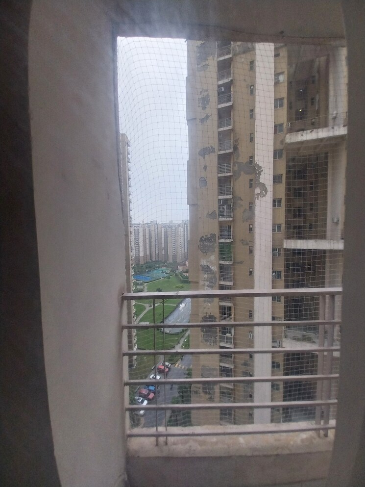 Swimming Pool, paras-tierea 2.5 Bedroom 825 Sq.Ft. Apartment In Sector 137 Noida 9337219