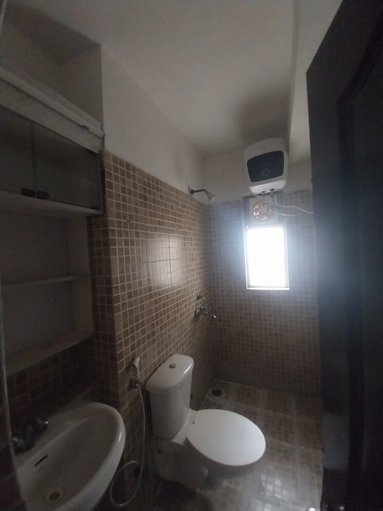 Bathroom, paras-tierea 2.5 Bedroom 825 Sq.Ft. Apartment In Sector 137 Noida 9337219