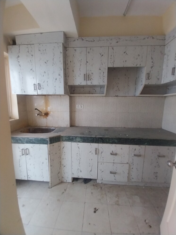 Kitchen, paras-tierea 2.5 Bedroom 825 Sq.Ft. Apartment In Sector 137 Noida 9337219