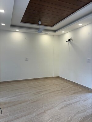 Room in 3 BHK Builder Floor at Sector 85 – for Rent