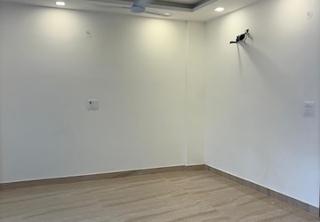 Room in 3 BHK Builder Floor at Sector 85 – for Rent