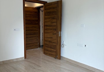 Room in 3 BHK Builder Floor at Sector 85 – for Rent