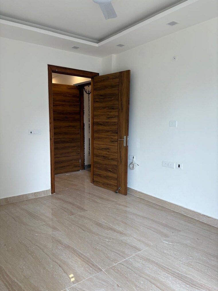Room, sector 85 3 Bedroom 2250 Sq.Ft. Builder Floor In Sector 85 Faridabad 9337185