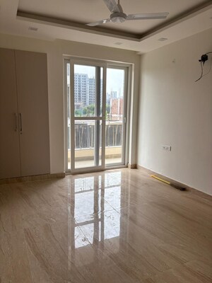 Room in 3 BHK Builder Floor at Sector 85 – for Rent