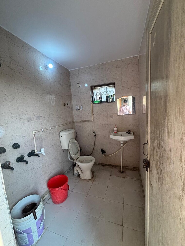 Bathroom, sector 29 1.5 Bedroom 300 Sq.Mt. Villa In Sector 29 Noida 9337270