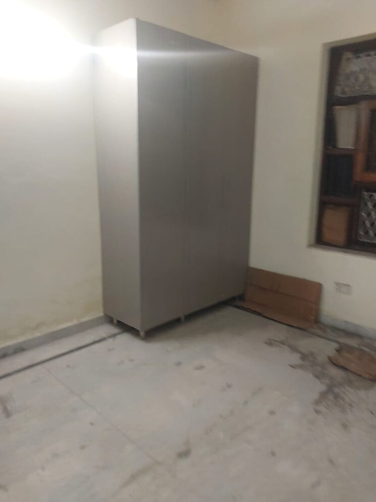 Room, sector 19 3 Bedroom 3000 Sq.Ft. Independent House In Sector 19 Faridabad 9337310