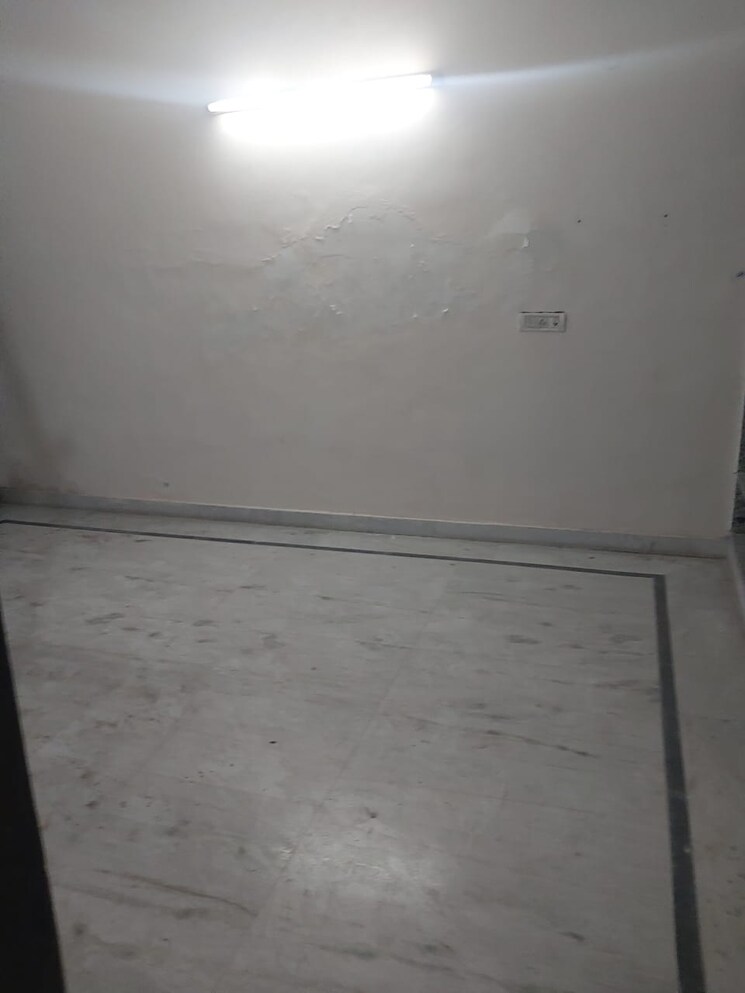 Room, sector 19 3 Bedroom 3000 Sq.Ft. Independent House In Sector 19 Faridabad 9337310