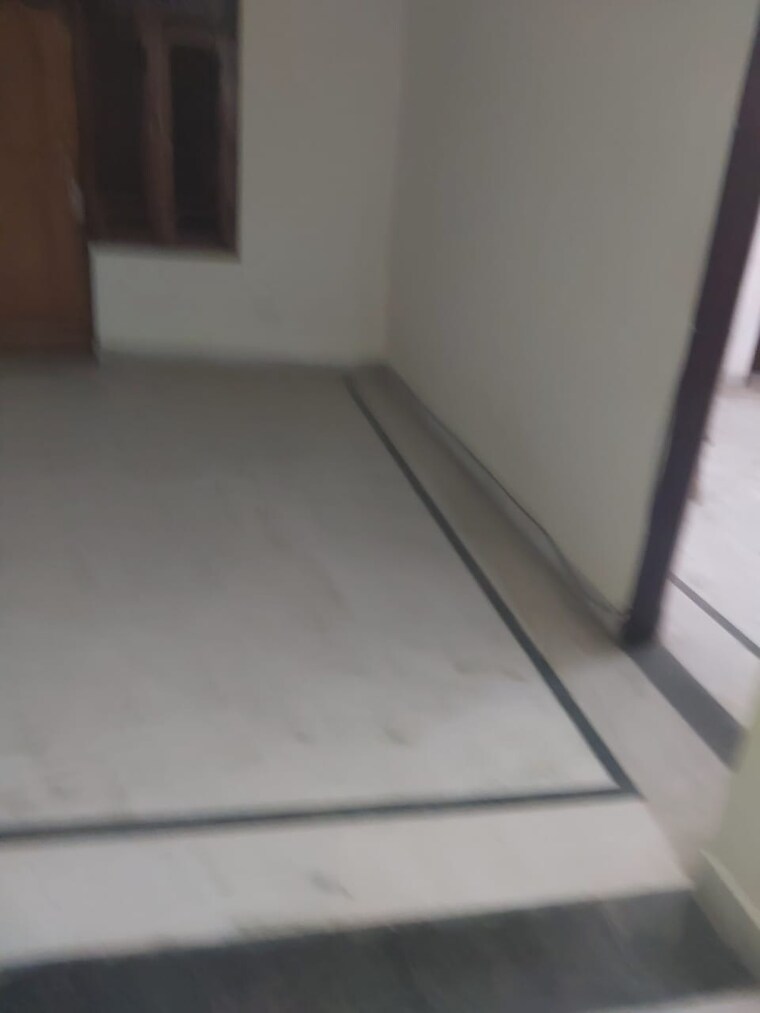 Room, sector 19 3 Bedroom 3000 Sq.Ft. Independent House In Sector 19 Faridabad 9337310