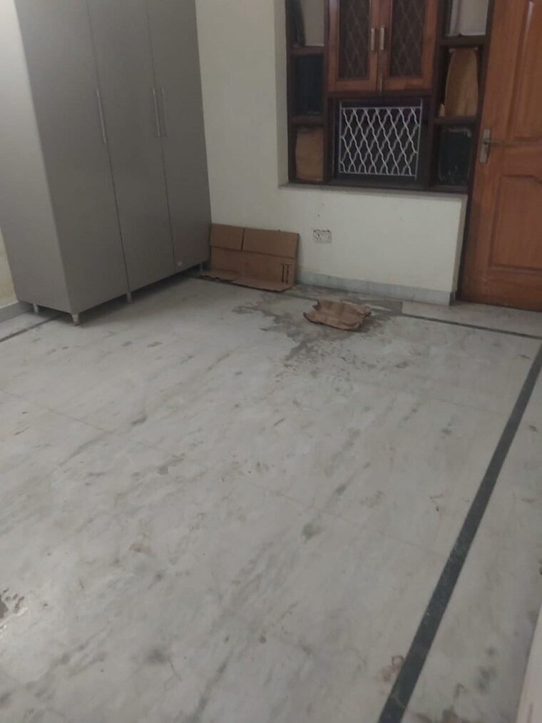 Room, sector 19 3 Bedroom 3000 Sq.Ft. Independent House In Sector 19 Faridabad 9337310