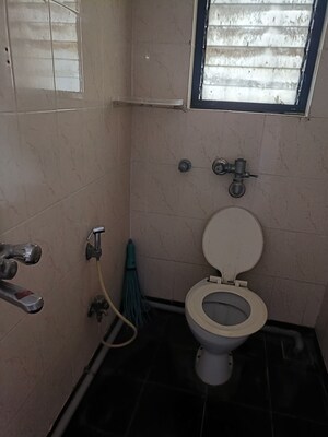 Master Bedroom in 2 BHK Apartment at Lalani Velentine IV And V, Goregaon East – for Rent