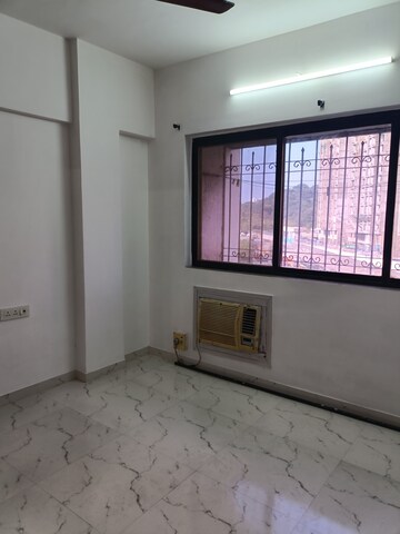Room in 2 BHK Apartment at Lalani Velentine IV And V, Goregaon East – for Rent