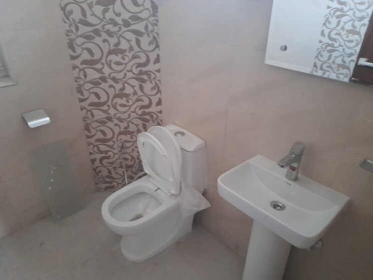 Bathroom, sector 63 mohali 6 Bedroom 100 Sq.Yd. Independent House In Sector 63, Mohali Mohali 9337690