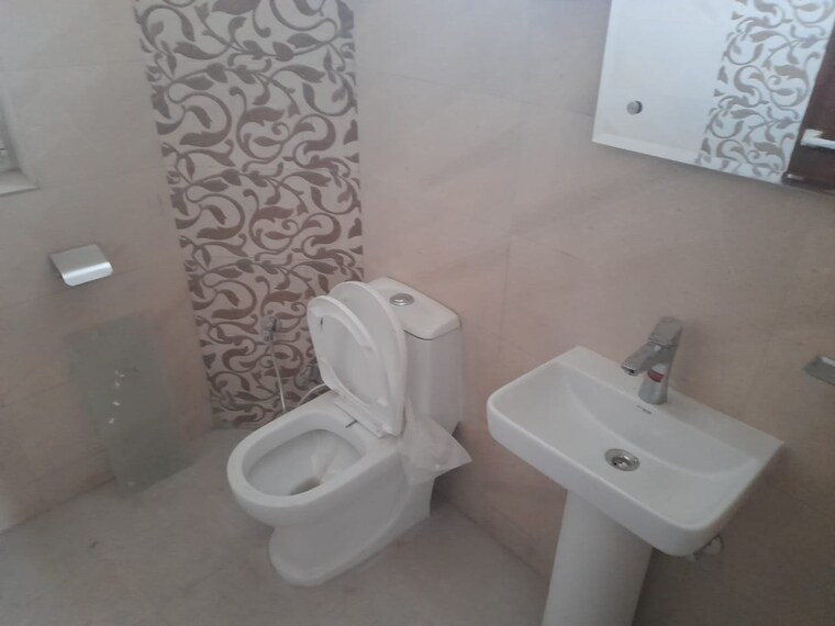 Bathroom, sector 63 mohali 6 Bedroom 100 Sq.Yd. Independent House In Sector 63, Mohali Mohali 9337690