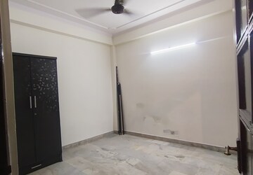 Room in 3 BHK Builder Floor at Shivalik Colony – for Rent