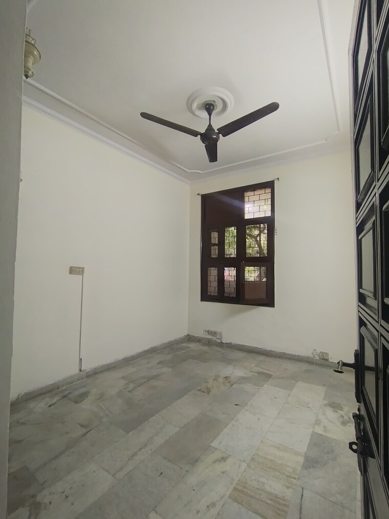 Room, shivalik colony 3 Bedroom 1800 Sq.Ft. Builder Floor In Shivalik Colony Delhi 9337735