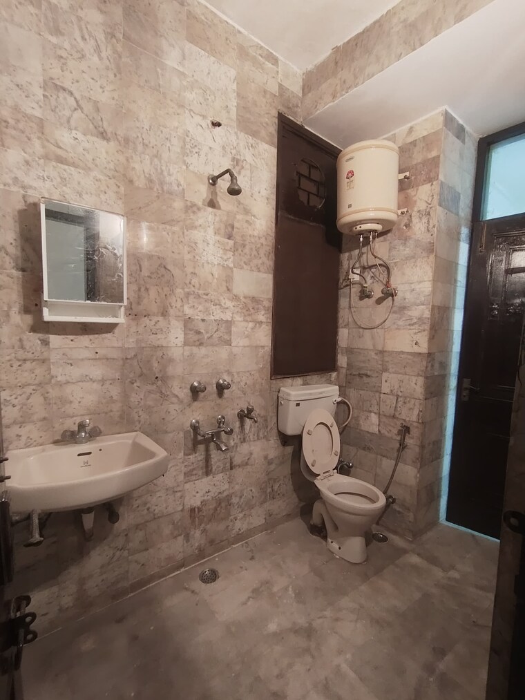 Bathroom, shivalik colony 3 Bedroom 1800 Sq.Ft. Builder Floor In Shivalik Colony Delhi 9337735