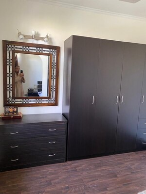 Room in 3 BHK Apartment at Suncity Essel Tower, Sector 28 – for Rent