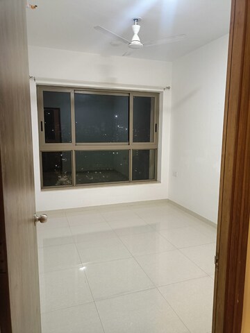 Room in 2 BHK Apartment at Kalpataru Paramount, Kapur Bawdi – for Rent