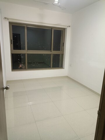 Room in 2 BHK Apartment at Kalpataru Paramount, Kapur Bawdi – for Rent